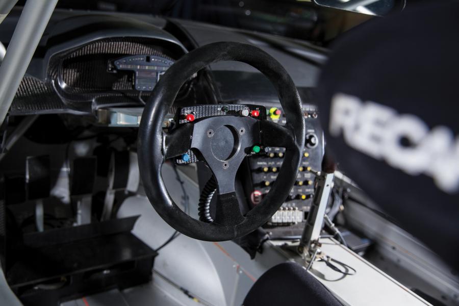 Панель приборов Aston Martin DBR9 2005 года  (фото 14 из 60)